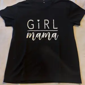 ”Girl Mama”-T-shirt i storlek M från SHEIN. Fint skick. Finns katter i hemmet