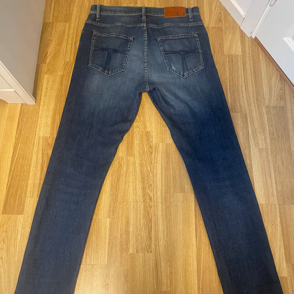 Säljer dessa sjukt snygga jeans från Tiger Of Sweden👖. Perfekt för våren och sommaren☀️. De är 8.5/10 skick. Storleken är 33/32 men hade passat 32/32 med skärp på. Skriv vid funderingar⭐️. Jeans & Byxor.
