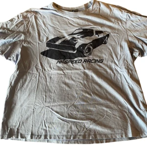 t-shirt  - en babyblå tisha (dåligt ljus så den ser vit ut😔)