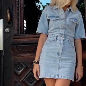 Jeansklänning - Jeansklänning från mango, endast använd en gång nypris 600