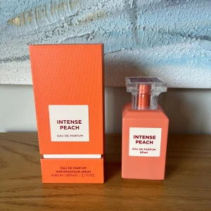 Intense Peach  - Säljer min parfym som är inspirerad av Tom Fords bitter peach! Luktar jättegott och är väldigt lik originalet. Passar dock inte på mig. Endast testad! ❣️🍑
