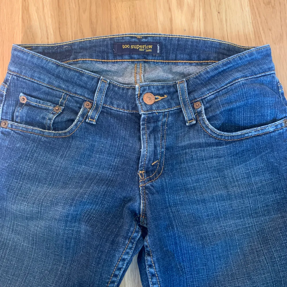 Ett par mörkblåa lågmidjade jeans från Levi’s i mycket bra skick!. Jeans & Byxor.