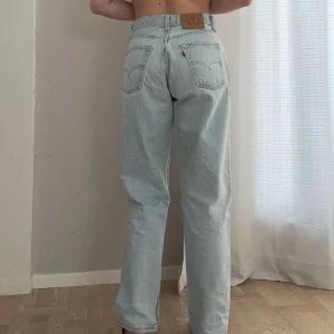Vintage Levi’s  - Vintage Levi’s. Hög midja. Storlek W31 L32. Motsvarande ungefär en W28-29. Jag har vanligtvis W26-27 och de är något stora på mig. Jag är 172cm. I bra vintage skick!