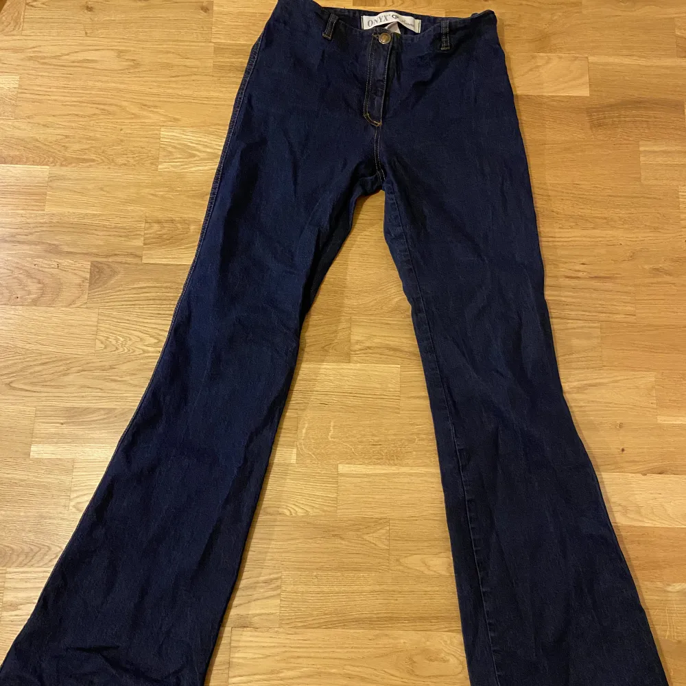 Bootcut vintage jeans från onyx. St 29 (skulle säga passar xs-s). Passar i längd på mig som är 166 cm. Pris: 190 kr. Jeans & Byxor.