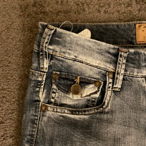lågmidjade blåa jeans  - säljer ett par lågmidjade blåa jeans som är köpta på plick, de har inga defekter och passar till nästan allt.