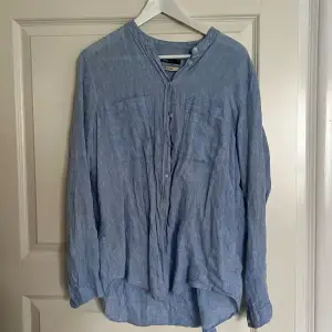 Ljusblå linneskjorta som är superfin till sommaren. Tror den är storlek 42 men passar S-XL beroende på hur man vill att den sitter🌟🙌🏻