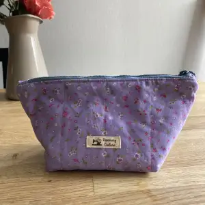 Quilted make-up bag handmade by me :) The zipper is a bit scratched, so Im selling it cheaper 