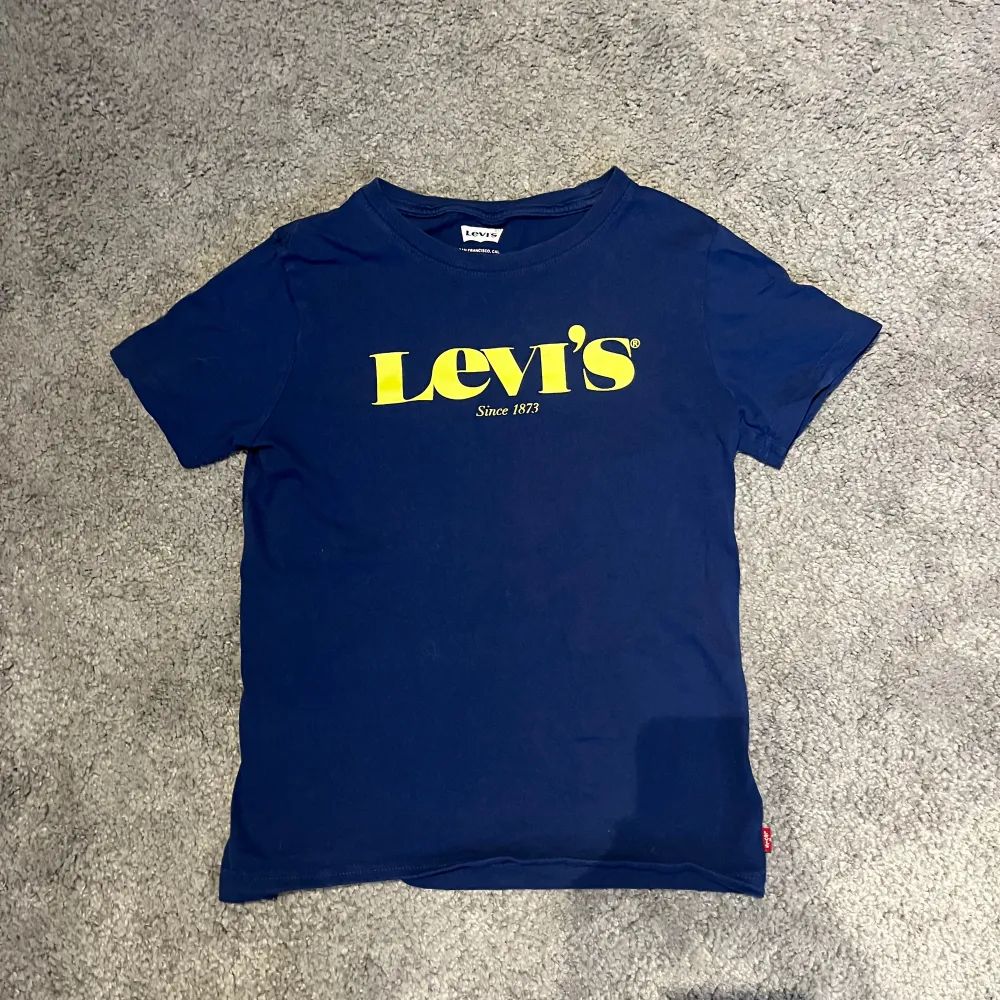 Fin Levis t-shirt använd ganska mycket men är fortfarande i bra skick,slutade använda för den har blivit för liten, 152cm, kontakta mig om ni har frågor.. Hoodies.