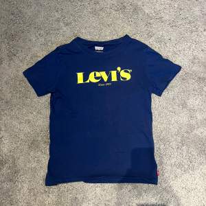 Fin Levis t-shirt använd ganska mycket men är fortfarande i bra skick,slutade använda för den har blivit för liten, 152cm, kontakta mig om ni har frågor.