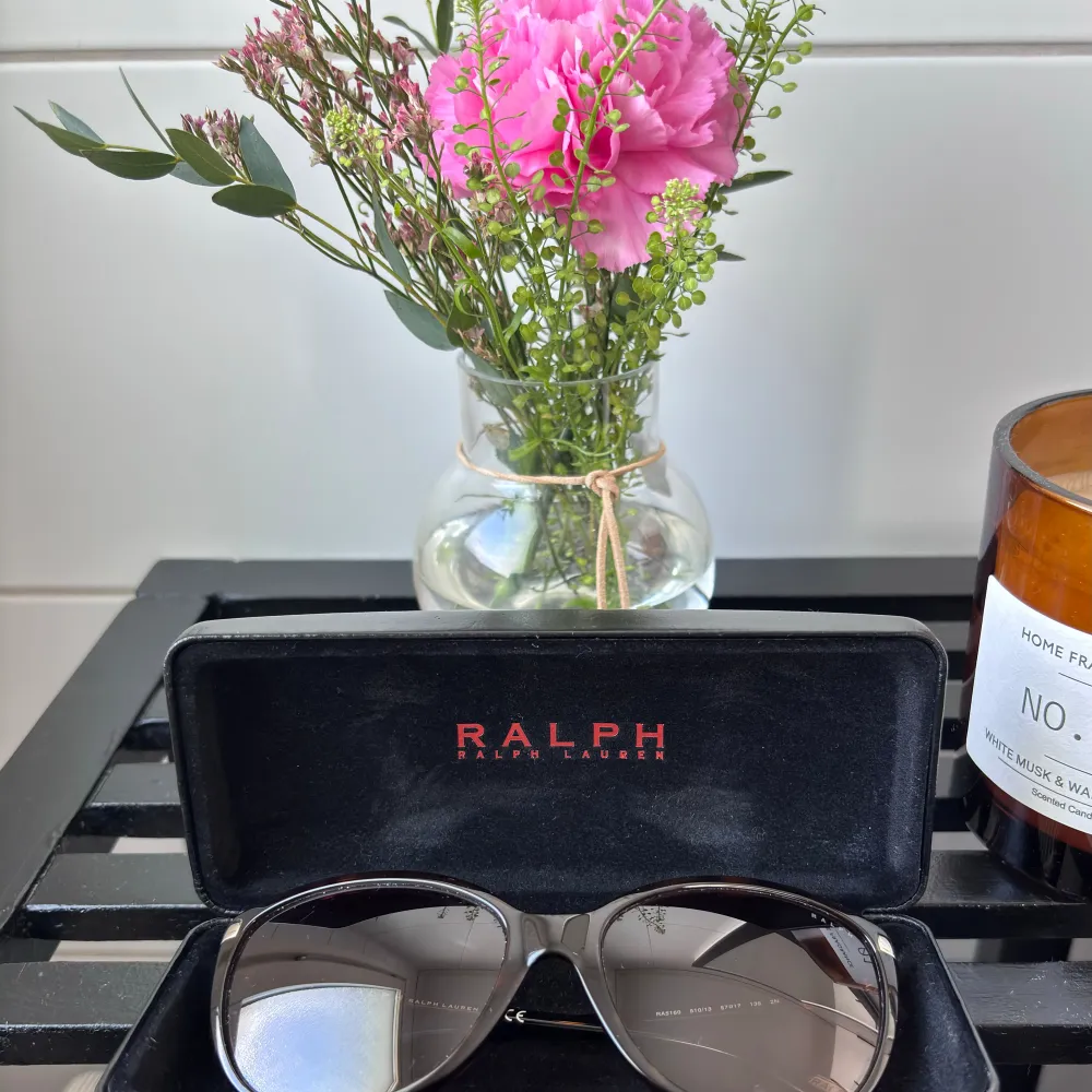 ”RALPH by Ralph Lauren” solglasögon nummer ra5160.  Mycket bra skick och kommer i org fodral.  Nypris 1100kr . Accessoarer.