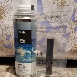 IGK Beachclub texture spray 177 ML. Clarins Wonder Perfect Mascara 4D. Allt nytt och oanvänt. Mascaran är förseglad i originalpåse. Nypris för bara IGK Spray 375:-