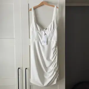 Vit kort klänning med super fin korsett. Aldrig använd (prislapp kvar), storlek S. Säljs för 150kr + frakt.