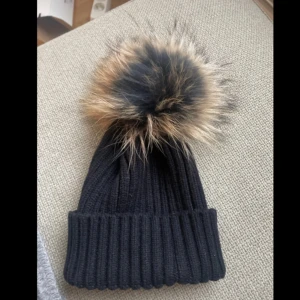 Fejkpäls mössa  - Knappt använd 
