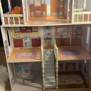 Dockhus - Säljer dethär fina dockskåpet. Det står bara i ett hörn där ingen andvänder det. Häng gungan har börjat hänga ner lite men syns inte! ❤️ 