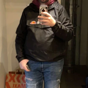 säljer en ellesse jacka  - säljer en ellesse jacka i storlek xl  endast provad