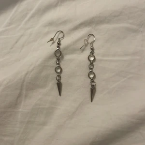 Örhängen  - Örhängen använda men använder inte längre kan skicka närmare bilder ifall ni hör av er 