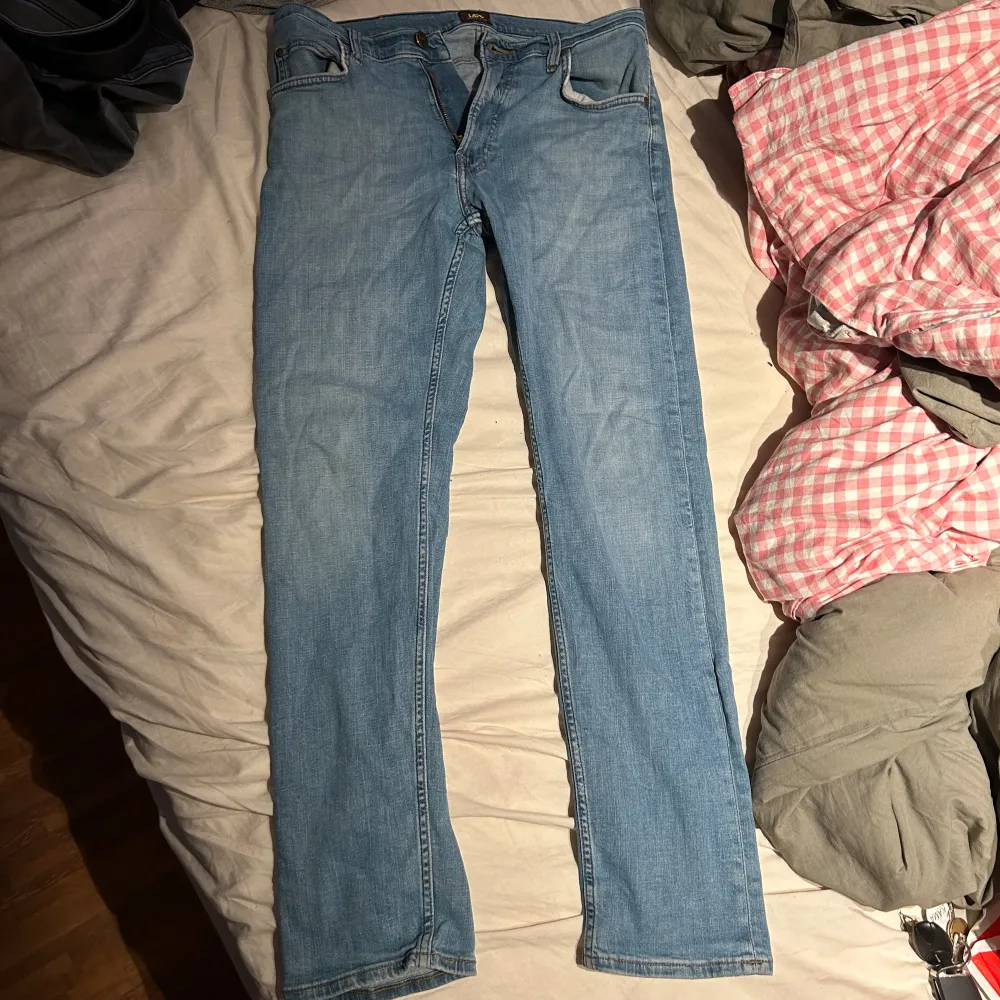 Ett par feta lee jeans som inte längre andvänds. Jeans & Byxor.
