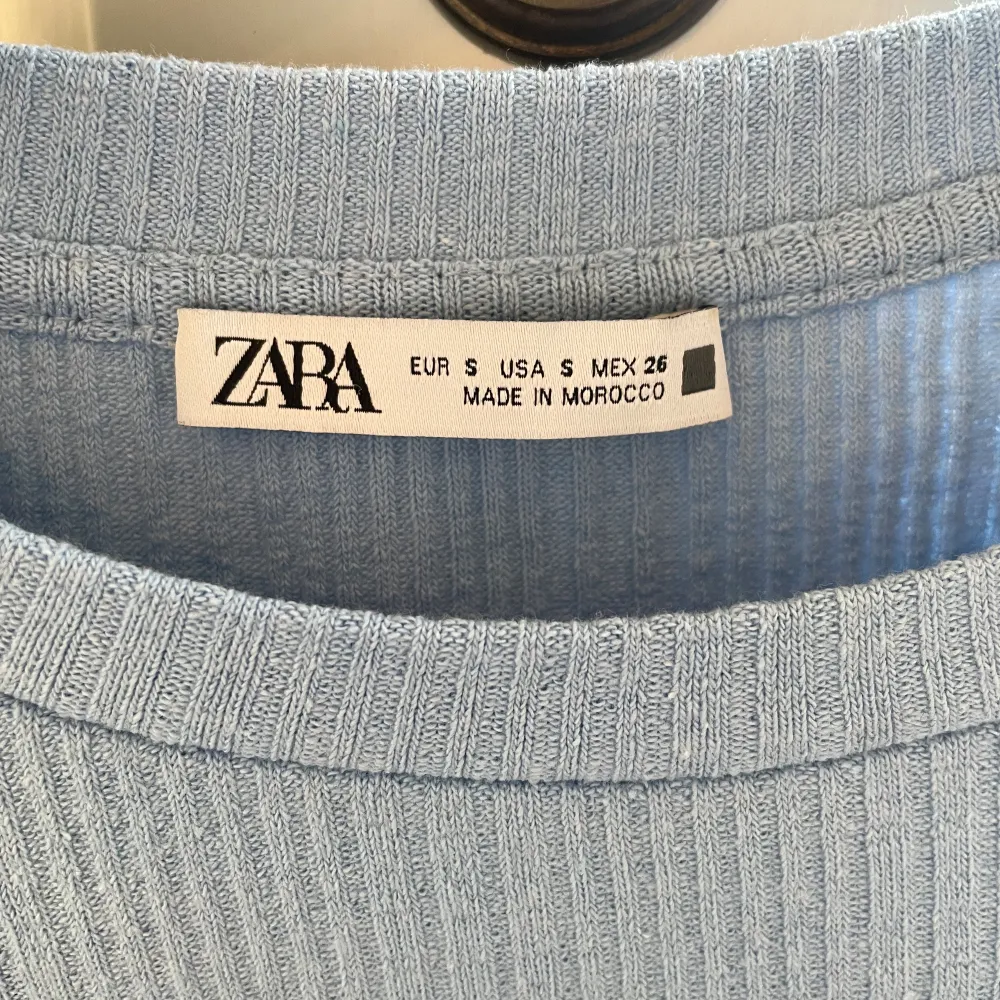 Söt blå volang topp ifrån Zara (går ej att köpa längre) i storlek S. Bra skick! Endast använt 1 gång 💞😍. Toppar.