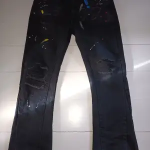 Svarta Gallery dept jeans med färg som är flared. Är XL men inte super stora/baggy.  Skriv för fler bilder
