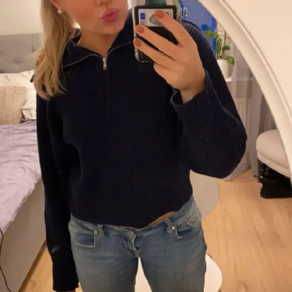 Marinblå srickad tröja med quarter zip får Monki. Superfint skick och bra kvalitet, inte alls nopprig. Nypris 399kr💙💙. Stickat.