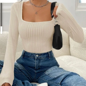 Långärmad tröja - Aldrig använd då den var för liten för mig, mysigt material! Mer aprikos i färgen i verkligheten. Skriv för bild vid intresse💓 Pris kan diskuteras:)