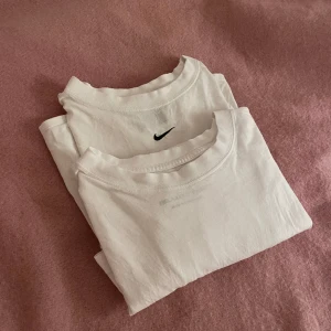 Basplagg, vita t-shirts  - Två vita t-shirts från nike och weekday, perfekt till våren och sommaren🌤️🌹 Nike tshirt, strlk M - 90kr Weekday tshirt, relaxed, strlk M - 70kr Vid köp av flera varor blir de paketpris📦☁️