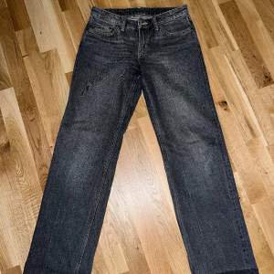 Mörkgrå jeans från weekday i modellen arrow. Lågmidjade i storleken waist 24 och längd 32. Helt nya. Använda endast ett par gånger. 