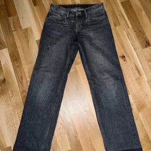 Grå jeans - Mörkgrå jeans från weekday i modellen arrow. Lågmidjade i storleken waist 24 och längd 32. Helt nya. Använda endast ett par gånger. 