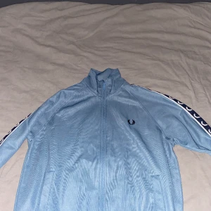 Fred Perry Track Zip - Bra skick  Nästan aldrig använd  Pris kan diskuteras 