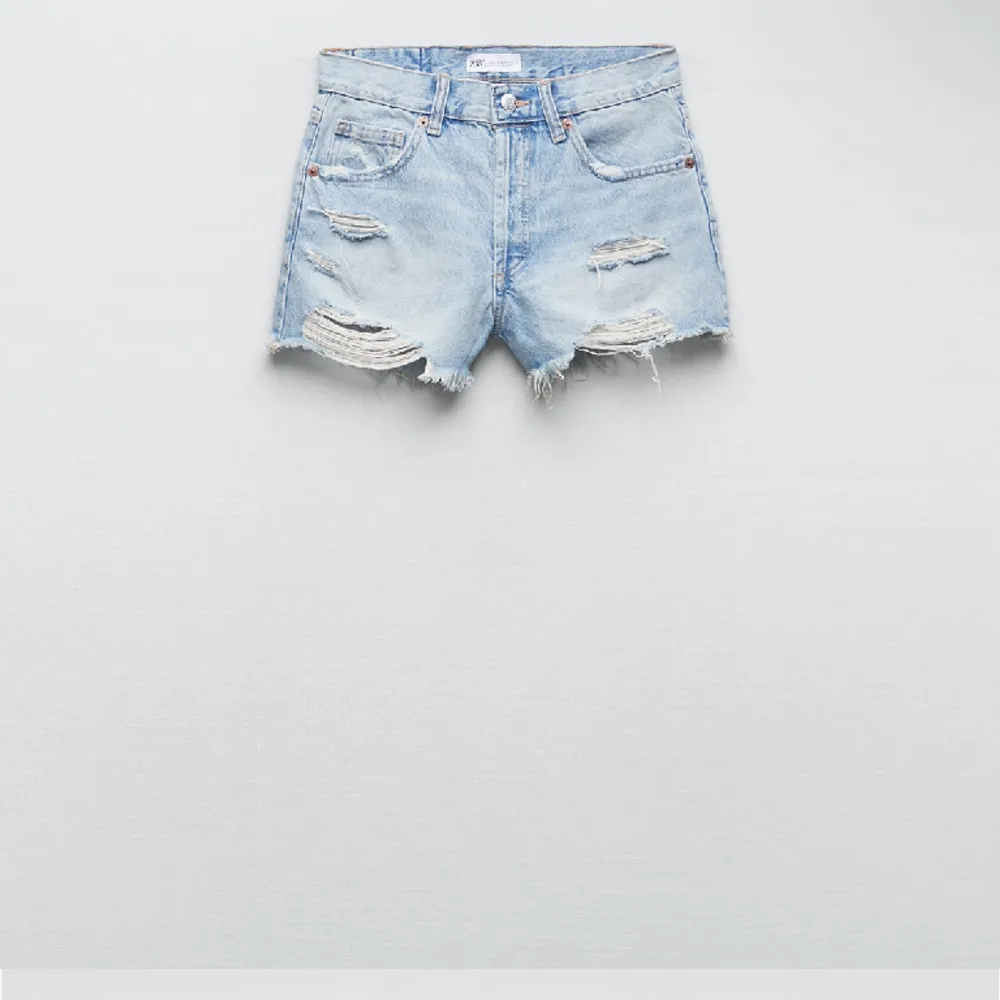 Supersnygga jeans shorts i strl 38 men är mer strl 36🩷. Shorts.