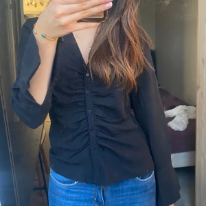 Skjorta/blus - Skjorta/blus köpt i USA på saks för 900kr. Aldrig använd. Perfekt till fest. Stretchig 