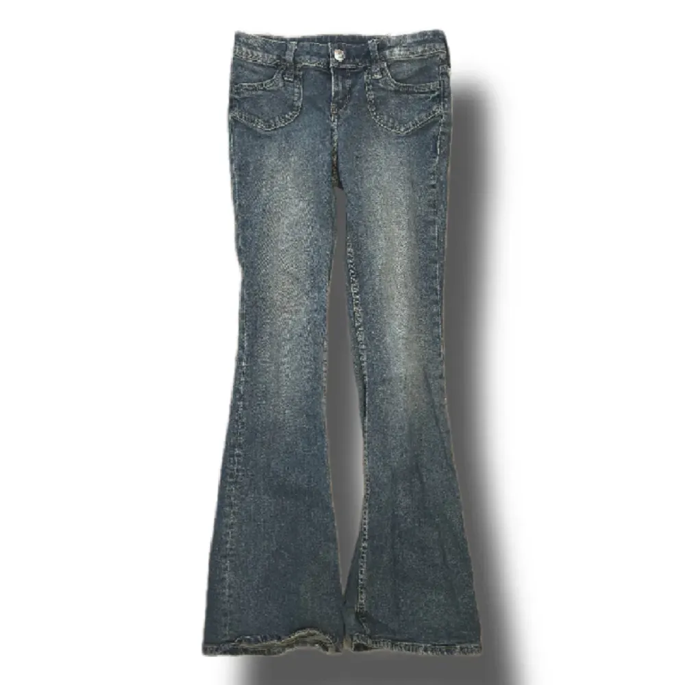 Jättefina low waist blå bootcut jeans! Första bilden var de helt i nyskick, så både färgen och slutet av benet har slitits lite. Original pris 300kr. Skriv gärna om ni har några frågor!💗. Jeans & Byxor.