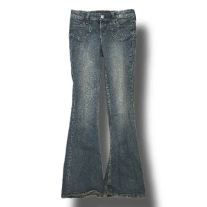 Bootcut jeans - Jättefina low waist blå bootcut jeans! Första bilden var de helt i nyskick, så både färgen och slutet av benet har slitits lite. Original pris 300kr. Skriv gärna om ni har några frågor!💗