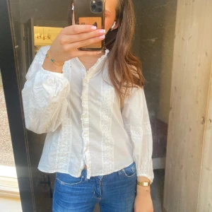 Mango blus/skjorta - Vit blus/skjorta från mango köpt för 600kr. Använd fåtal gånger, storlek S. 