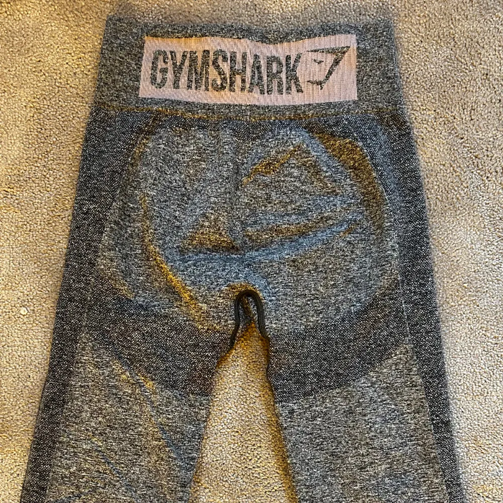 Tränings Tights ifrån Gymshark. Knappt använda. Storlek Xs men väldigt stretchiga. 💞💞. Jeans & Byxor.