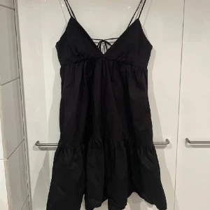 Zara klänning strl s - En superfin sommarklänning från zara i storlek s med öppen rygg❤️