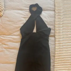 glittrig svart klänning 