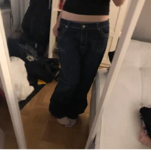 Baggy byxor  - Mörkblåa baggy byxor 💕 Innerbernslängden 83,5 cm, ytterbenslängden 106 cm, midja 40 cm 💕