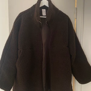 Carin Wester Fleece Jacka  - Hejsan! Säljer Carin Wester Fleece Jacka storlek S brun.   Nypris: 799kr.  Denna bruna fleece är slutsåld på nätet. 