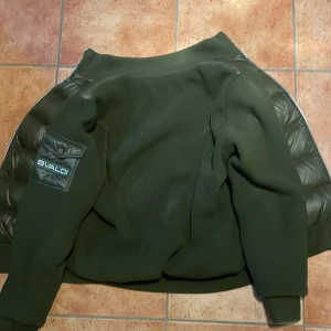 Bvaldi cardigan - Säljer min helt nya cardigan. Storleken är Large men passar medium. Den är ganska tjock och fungerar perfekt nu på våren. Vid frågor är de bara o höra av sig. Fler bilder finns