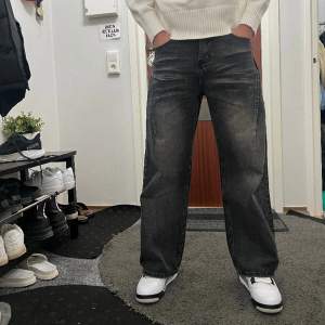 Oversized flare jeans helt nya endast testade. Köpta i London nu i vintras. För referens är personen på bilden 174 cm