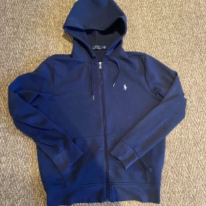 Ralph lauren zip - Ralph lauren zip Skick 8/10, det ända felet är dragkedjan där nere är lite sönder men det syns inte när man har på den.  Nypris på den är ca 2000kr