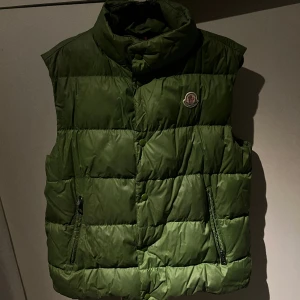 Moncler väst - Hej! Säljer nu denna as coola vintage moncler väst!💓 som jag ej har någon användning för längre! (Saknar äktahetsbevis, där av det låga priset, men den är såklart äkta!!) 💕 priset går att diskutera!!❤️