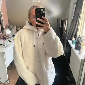 Teddy jacka - Jätte snygg Teddy jacka från Hm köpt för två månader sen, använd kanske 4-5 gånger. Köpt för 550kr. Pris kan diskuteras 💗