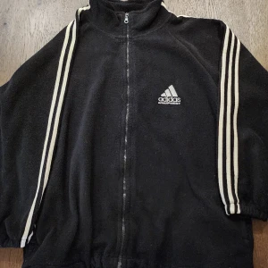 Rare 90's vintage Adidas Equipment fleeze zipper  - Använd i mycket bra skick  Tag Size : Size L (refer measurement)  Width (armpit to armpit) :24 " inches Length (shoulder to end of garment) : 30" inches Shoulder : 22" inches Sleeve Lenght :60 " inches Weight :  600g