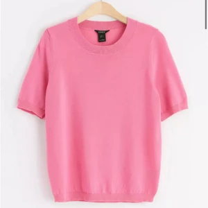 Stickad kortärmad tröja - En finstickad tröja med kort ärm. Säljer då den inte kommer till användning. Har endast använt två gånger och har inga defekter!🙌🏻