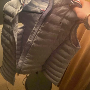 tommy hilfiger väst - använd fåtal gånger en sommar så knappt använd enda är att de är en liten fläck vid höger ficka. är 178cm lång