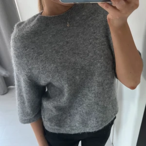 Stickad t-shirt - Säljer min gråa stickade t-shirt från & Other Stories då den ej kommer till användning🤍använd ca 2-3 ggr så är i bra skick!👍🏼😚