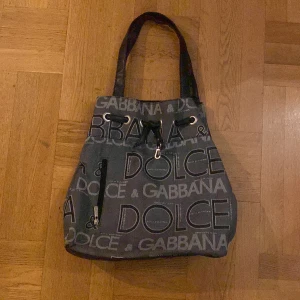 Väska - Säljer en FAKE dolce&gabbana väska! Köparen betalar frakt! 