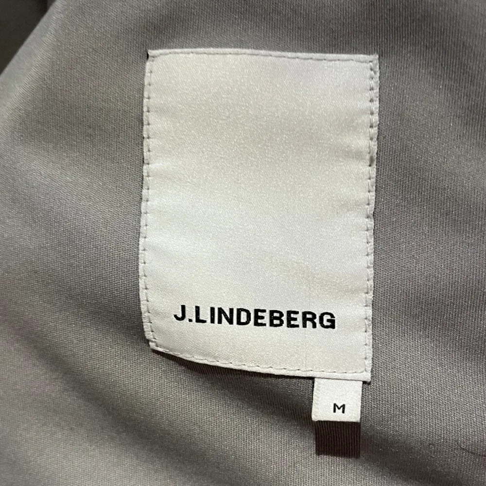 Säljer nu denna skitsnygga J.Lindeberg fieldjacket. Storleken är M och han på bilden är 175cm lång och väger 65kg. Skriv mer än gärna vid frågor eller funderingar💥🔥. Jackor.